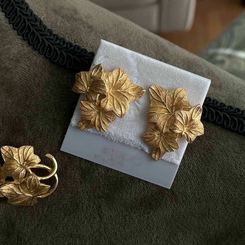 Vintage Christian Dior Vine Leaf Cluster Floral Plant 14k Gold Post Earrings